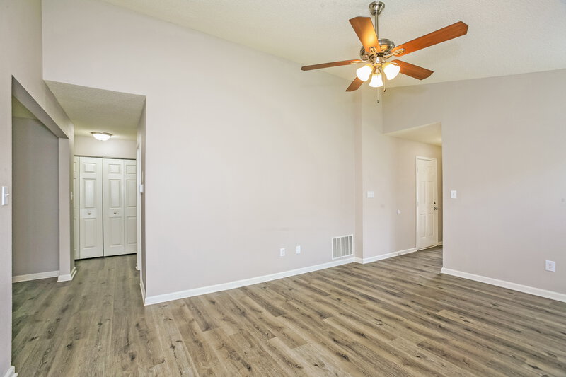 2,640/Mo, 5614 Sweet River Dr Indianapolis, IN 46221 Living Room View