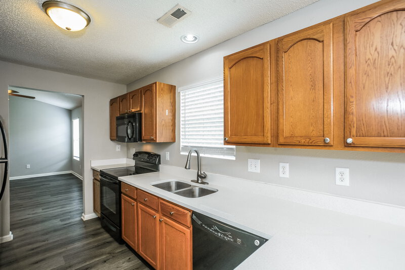 2,640/Mo, 5614 Sweet River Dr Indianapolis, IN 46221 Kitchen View 2