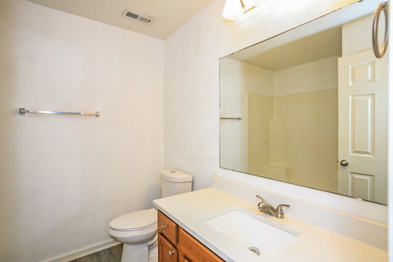 2,640/Mo, 5614 Sweet River Dr Indianapolis, IN 46221 Main Bathroom View