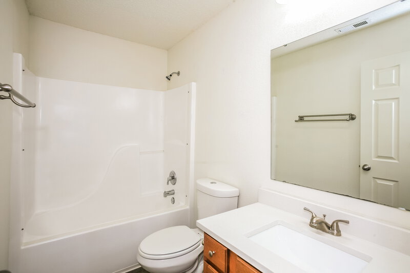 2,640/Mo, 5614 Sweet River Dr Indianapolis, IN 46221 Bathroom View