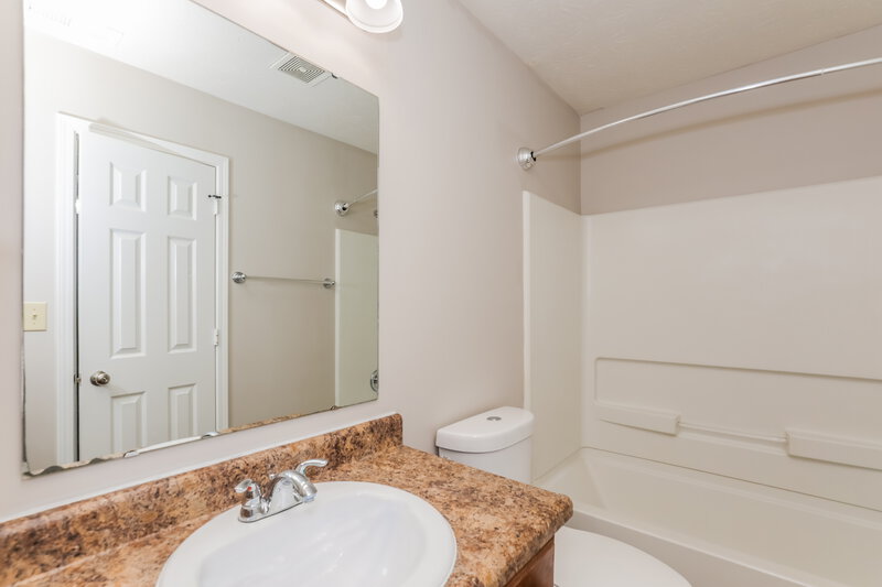 1,640/Mo, 11550 Ross Common Dr Indianapolis, IN 46229 Main Bathroom View