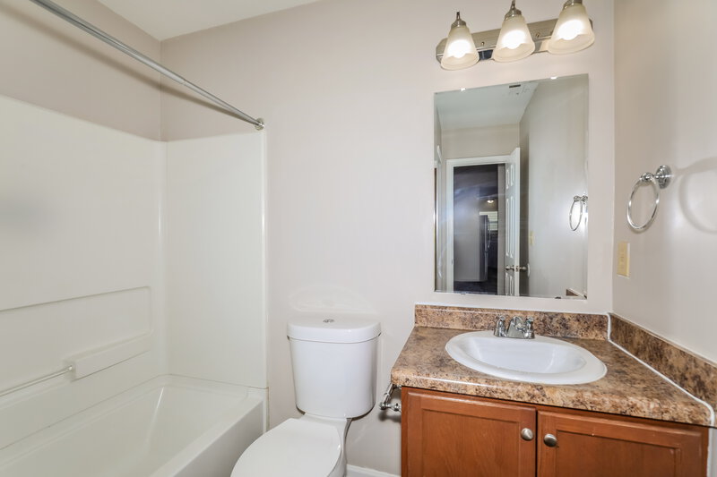 1,640/Mo, 11550 Ross Common Dr Indianapolis, IN 46229 Bathroom View