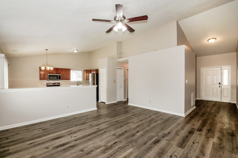 2,470/Mo, 10708 Tanbark Dr Indianapolis, IN 46235 Living Room View 2