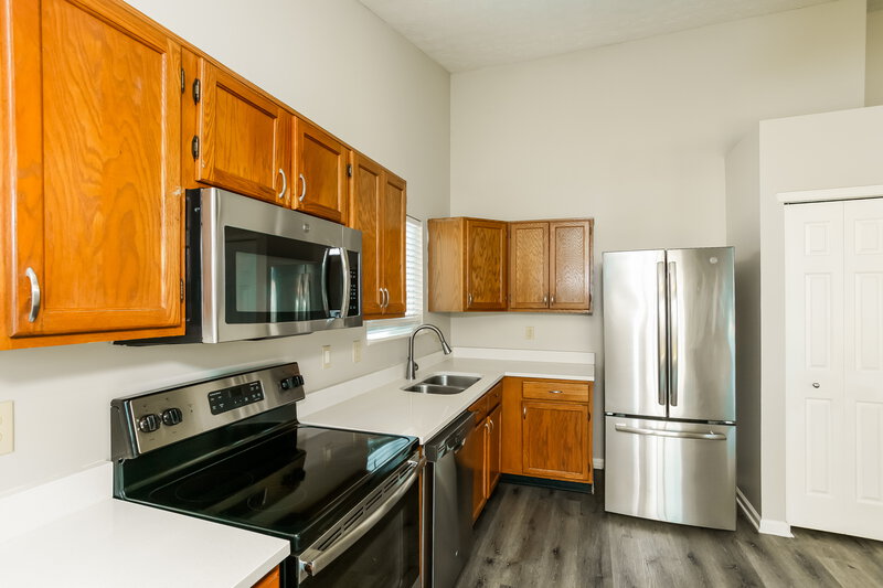 1,850/Mo, 10708 Tanbark Dr Indianapolis, IN 46235 Kitchen View 2