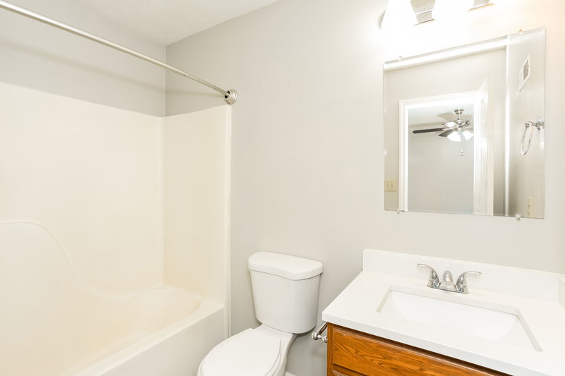 1,850/Mo, 10708 Tanbark Dr Indianapolis, IN 46235 Main Bathroom View