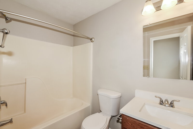 2,470/Mo, 10708 Tanbark Dr Indianapolis, IN 46235 Main Bathroom View