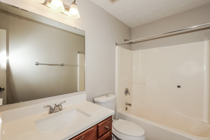 2,470/Mo, 10708 Tanbark Dr Indianapolis, IN 46235 Bathroom View