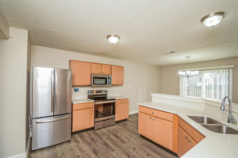 1,860/Mo, 2727 W 75th St Indianapolis, IN 46268 Kitchen View