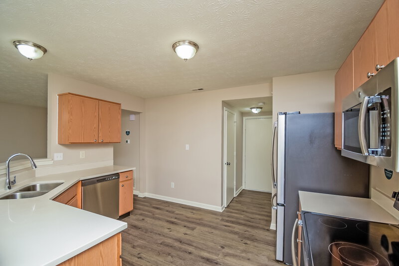 1,860/Mo, 2727 W 75th St Indianapolis, IN 46268 Kitchen View 2