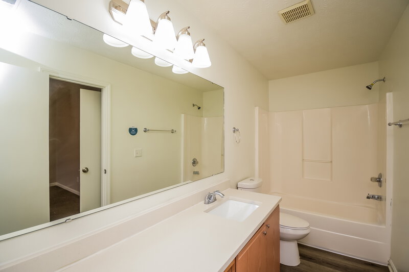 1,860/Mo, 2727 W 75th St Indianapolis, IN 46268 Main Bathroom View