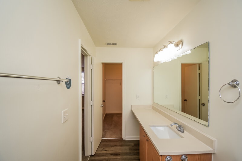 1,860/Mo, 2727 W 75th St Indianapolis, IN 46268 Main Bathroom View 2