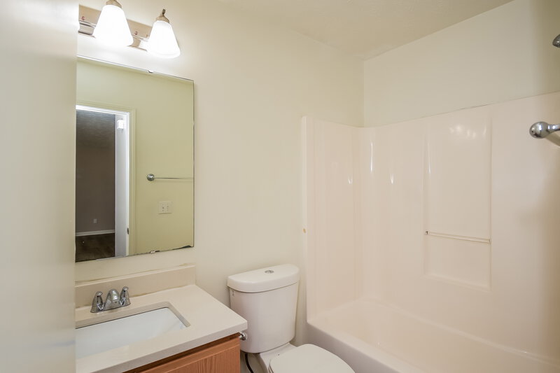 1,860/Mo, 2727 W 75th St Indianapolis, IN 46268 Bathroom View