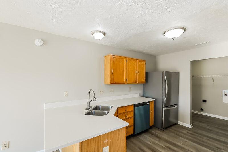 1,800/Mo, 4615 Falcon Run Way Indianapolis, IN 46254 Kitchen View