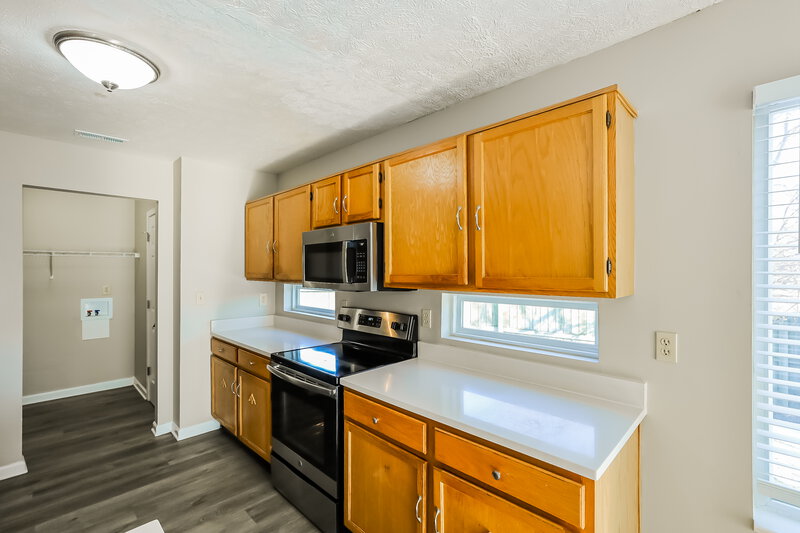 1,800/Mo, 4615 Falcon Run Way Indianapolis, IN 46254 Kitchen View 2