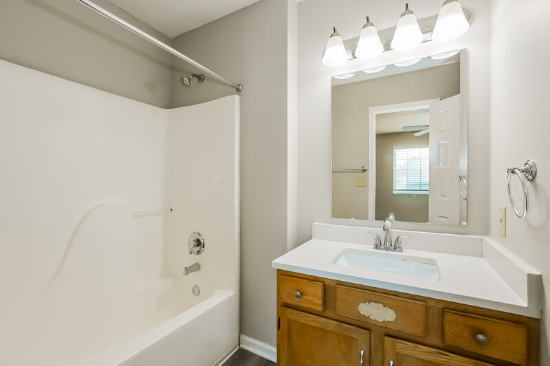 1,800/Mo, 4615 Falcon Run Way Indianapolis, IN 46254 Main Bathroom View