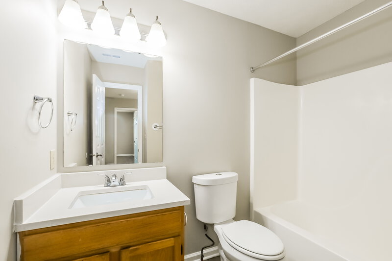 1,800/Mo, 4615 Falcon Run Way Indianapolis, IN 46254 Bathroom View