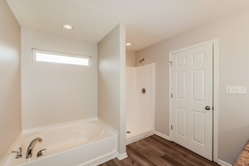 2,415/Mo, 11556 Ross Common Drive Indianapolis, IN 46229 Main Bathroom View 2