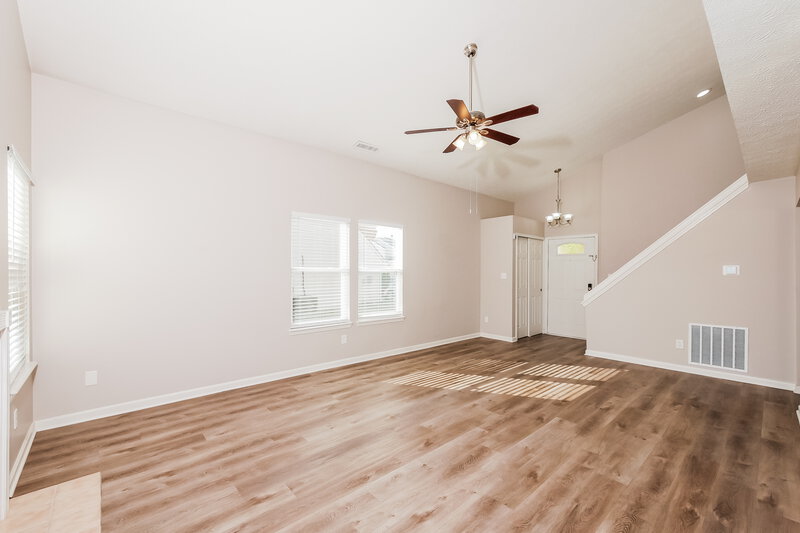 2,000/Mo, 5723 Congressional Pl Indianapolis, IN 46235 Living Room View 3