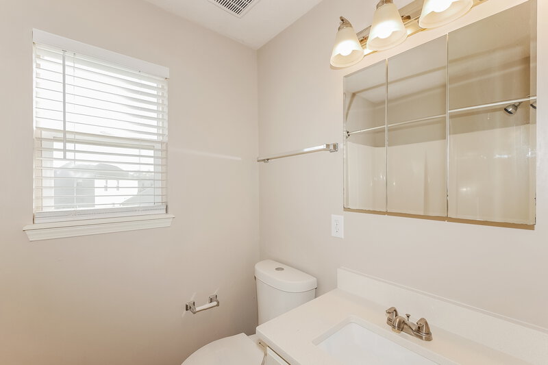 2,000/Mo, 5723 Congressional Pl Indianapolis, IN 46235 Main Bathroom View