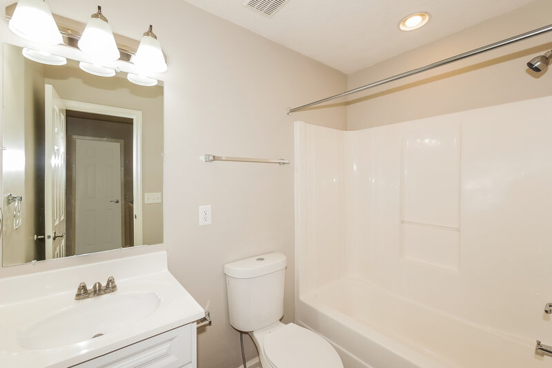 2,000/Mo, 5723 Congressional Pl Indianapolis, IN 46235 Bathroom View
