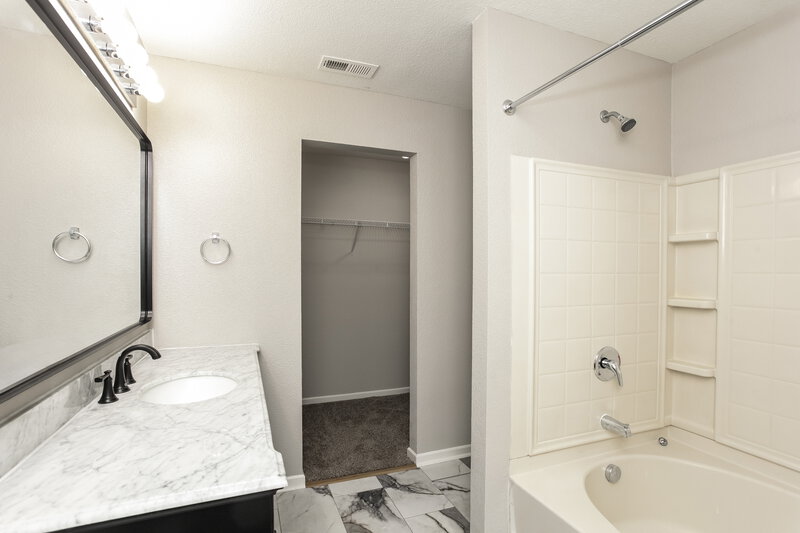 2,110/Mo, 4240 Arches Ct Indianapolis, IN 46235 Main Bathroom View