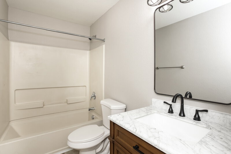 2,110/Mo, 4240 Arches Ct Indianapolis, IN 46235 Bathroom View