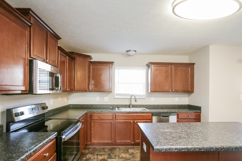 1,985/Mo, 2571 Apple Tree Ln Indianapolis, IN 46229 Kitchen View 2