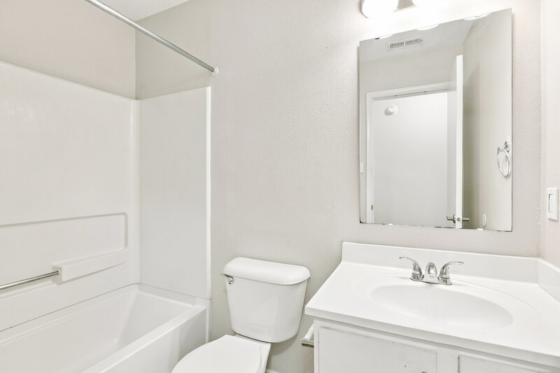 2,055/Mo, 9102 Cardinal Flower Ct Indianapolis, IN 46231 Primary Bathroom View