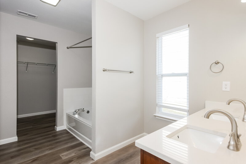 2,135/Mo, 10523 Ballard Dr Brownsburg, IN 46112 Main Bathroom View