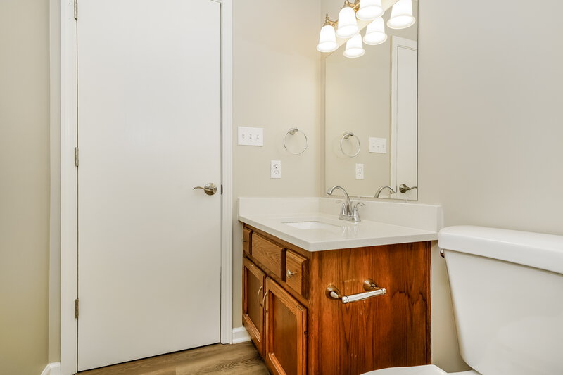 1,945/Mo, 5349 Tracey Jo Rd Greenwood, IN 46142 Main Bathroom View