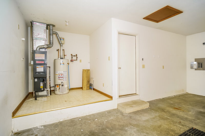 1,945/Mo, 5349 Tracey Jo Rd Greenwood, IN 46142 Garage View