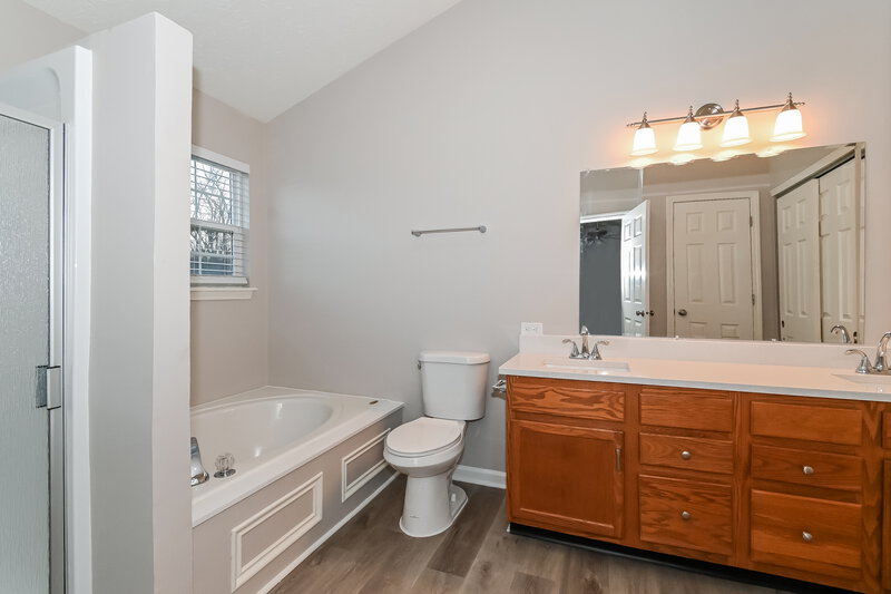 1,940/Mo, 5439 Great Woods Dr Indianapolis, IN 46224 Main Bathroom View