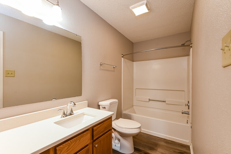 1,755/Mo, 8835 Youngs Creek Ln Camby, IN 46113 Main Bathroom View