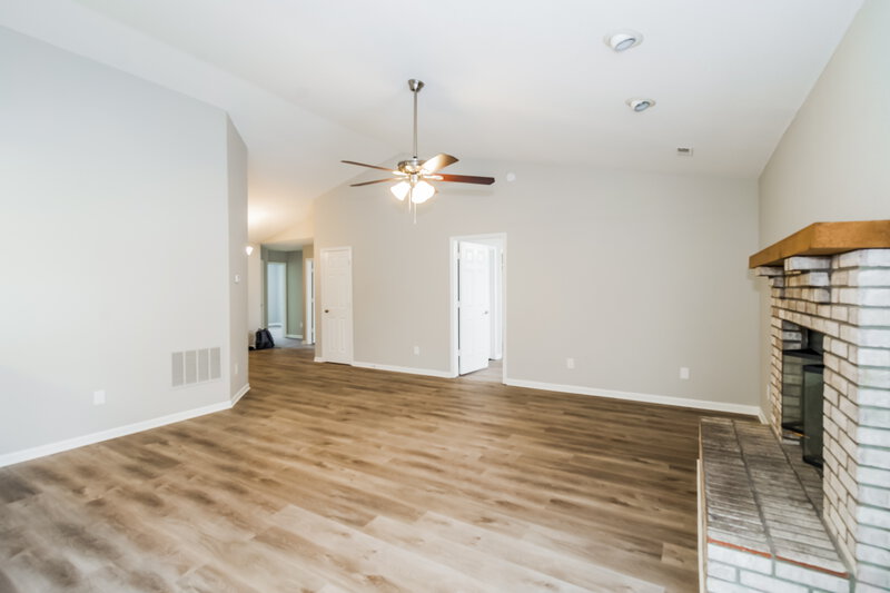 2,320/Mo, 7645 Blue Willow Dr Indianapolis, IN 46239 Living Room View 2