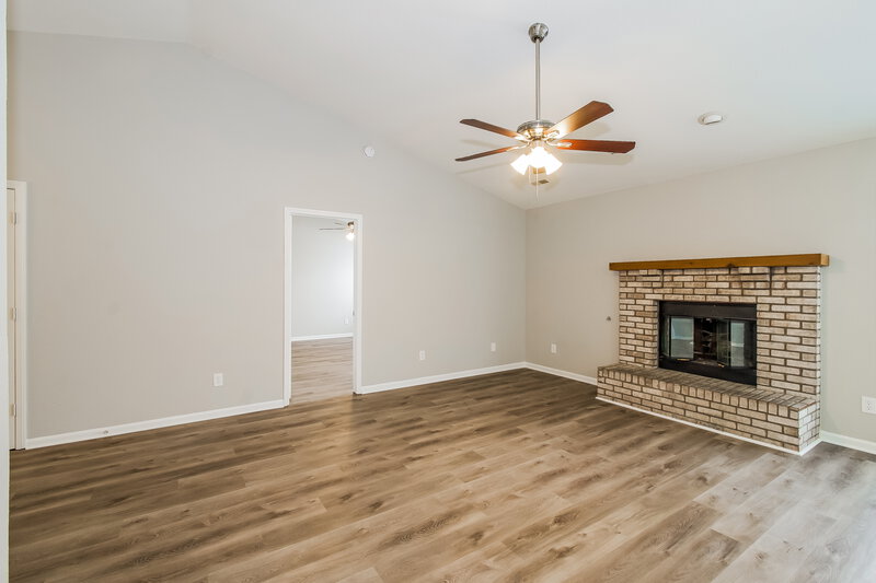 2,320/Mo, 7645 Blue Willow Dr Indianapolis, IN 46239 Living Room View 3