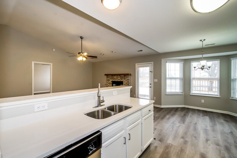 2,320/Mo, 7645 Blue Willow Dr Indianapolis, IN 46239 Kitchen View 3