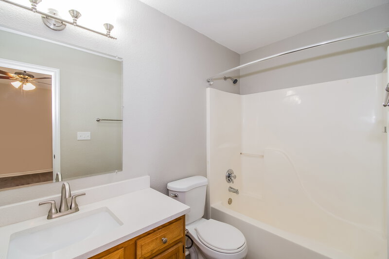 2,320/Mo, 7645 Blue Willow Dr Indianapolis, IN 46239 Main Bathroom View