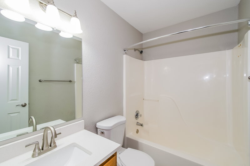 2,320/Mo, 7645 Blue Willow Dr Indianapolis, IN 46239 Bathroom View