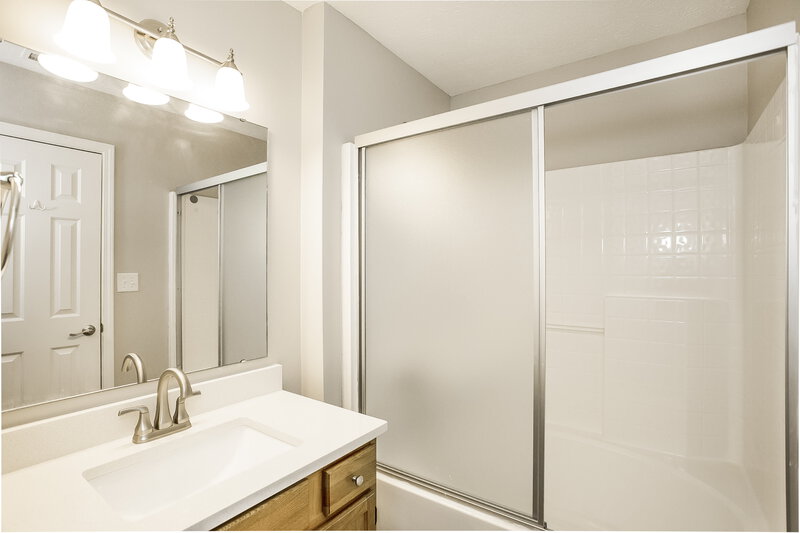 3,210/Mo, 4611 Falcon Run Way Indianapolis, IN 46254 Main Bathroom View