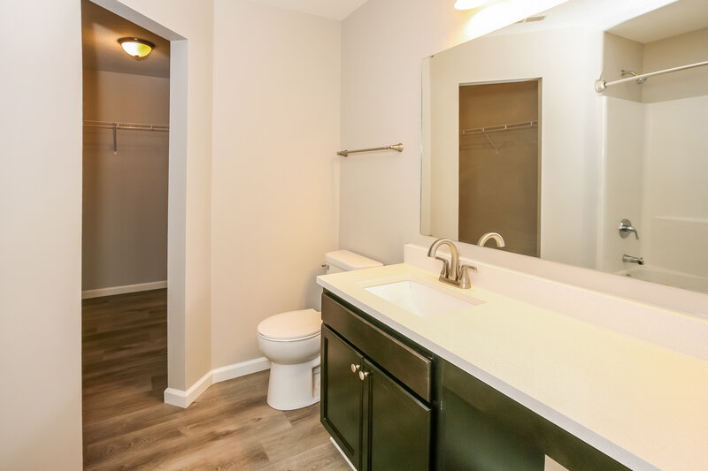 2,120/Mo, 3423 Grove Berry Ln Indianapolis, IN 46239 Main Bathroom View
