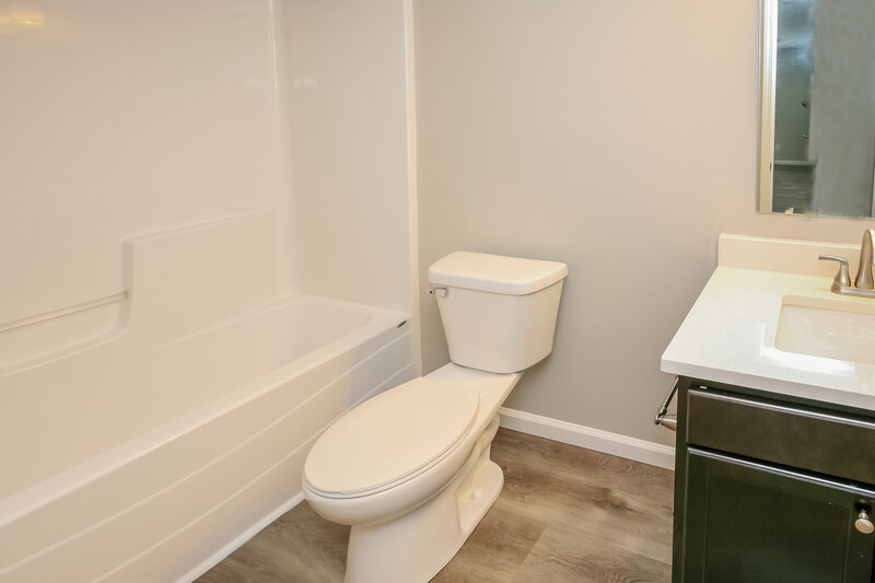 2,120/Mo, 3423 Grove Berry Ln Indianapolis, IN 46239 Bathroom View