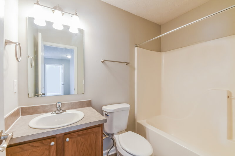 1,750/Mo, 5665 Cheval Dr Indianapolis, IN 46235 Bathroom View