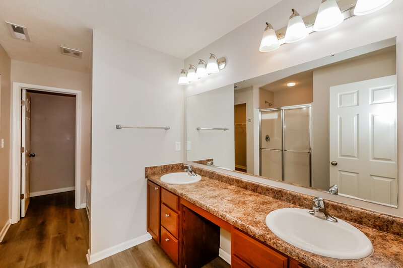 2,015/Mo, 2532 Copper Hill Dr Indianapolis, IN 46239 Main Bathroom View