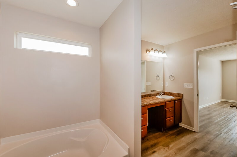 2,015/Mo, 2532 Copper Hill Dr Indianapolis, IN 46239 Main Bathroom View 2