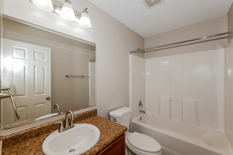 2,015/Mo, 2532 Copper Hill Dr Indianapolis, IN 46239 Bathroom View