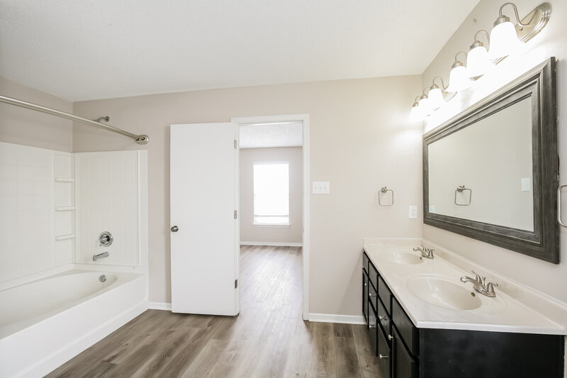 2,060/Mo, 10110 Pine Grove Way Indianapolis, IN 46234 Main Bathroom View