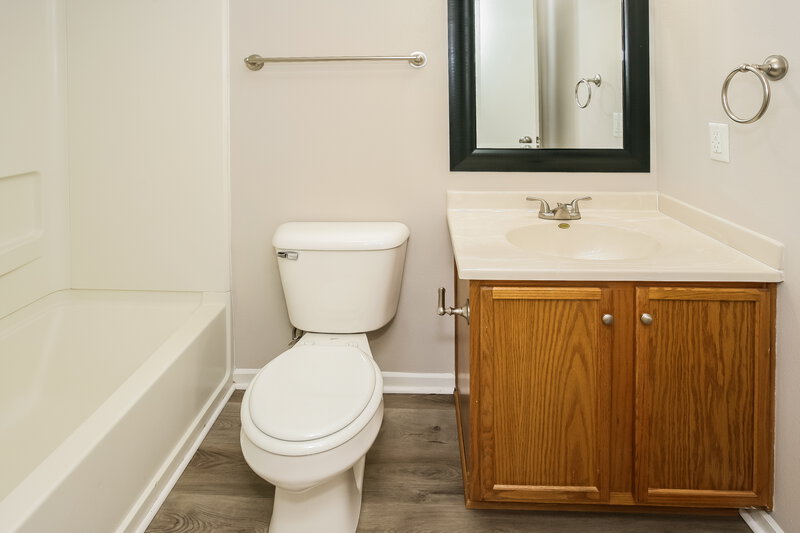 2,060/Mo, 10110 Pine Grove Way Indianapolis, IN 46234 Bathroom View