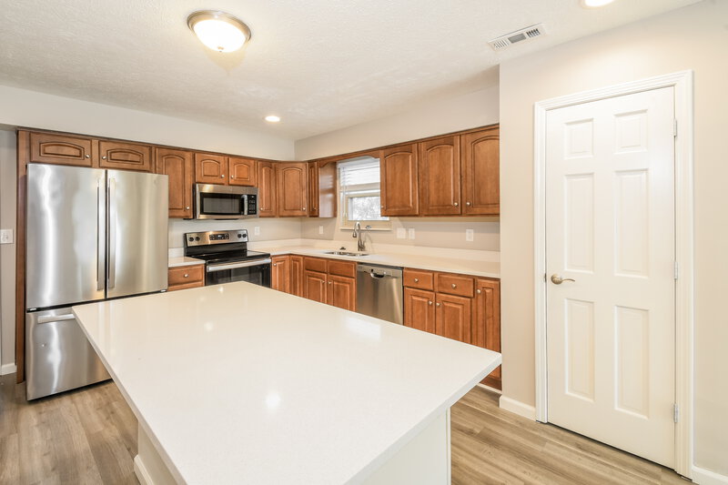 1,870/Mo, 11047 Hunters Blvd Indianapolis, IN 46235 Kitchen View 2