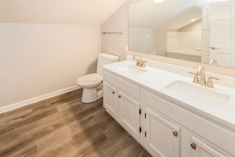 1,870/Mo, 11047 Hunters Blvd Indianapolis, IN 46235 Main Bathroom View
