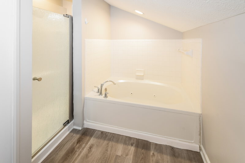 1,870/Mo, 11047 Hunters Blvd Indianapolis, IN 46235 Bathroom View